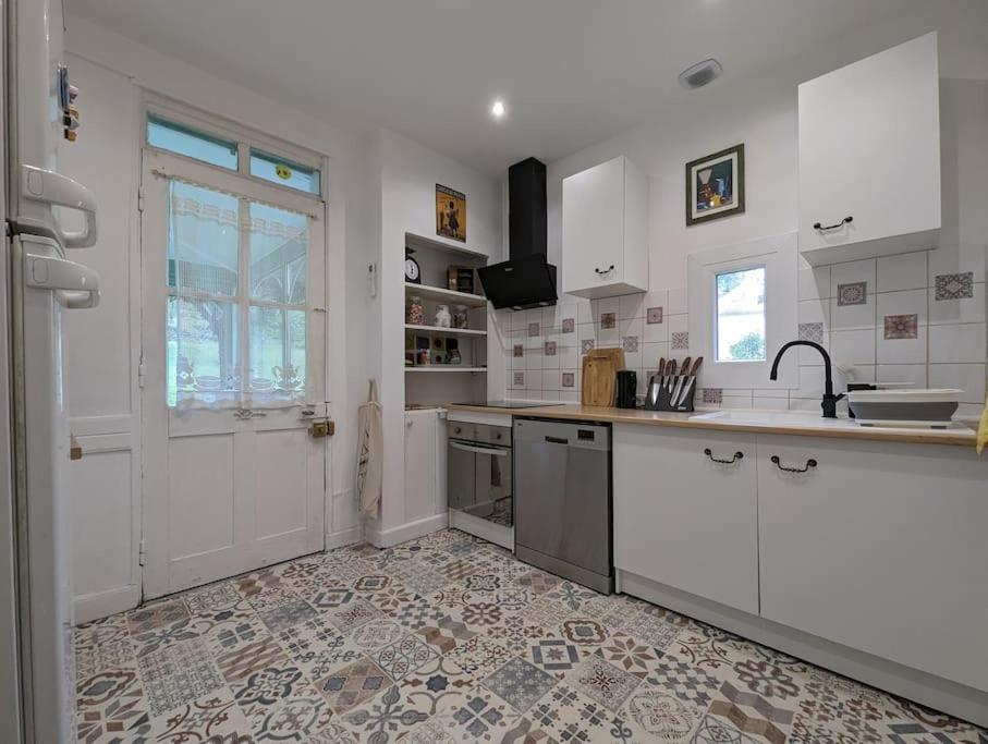 Maison Des Annees 30 - Vic-Sur-Cere - 14 Personnes Экстерьер фото